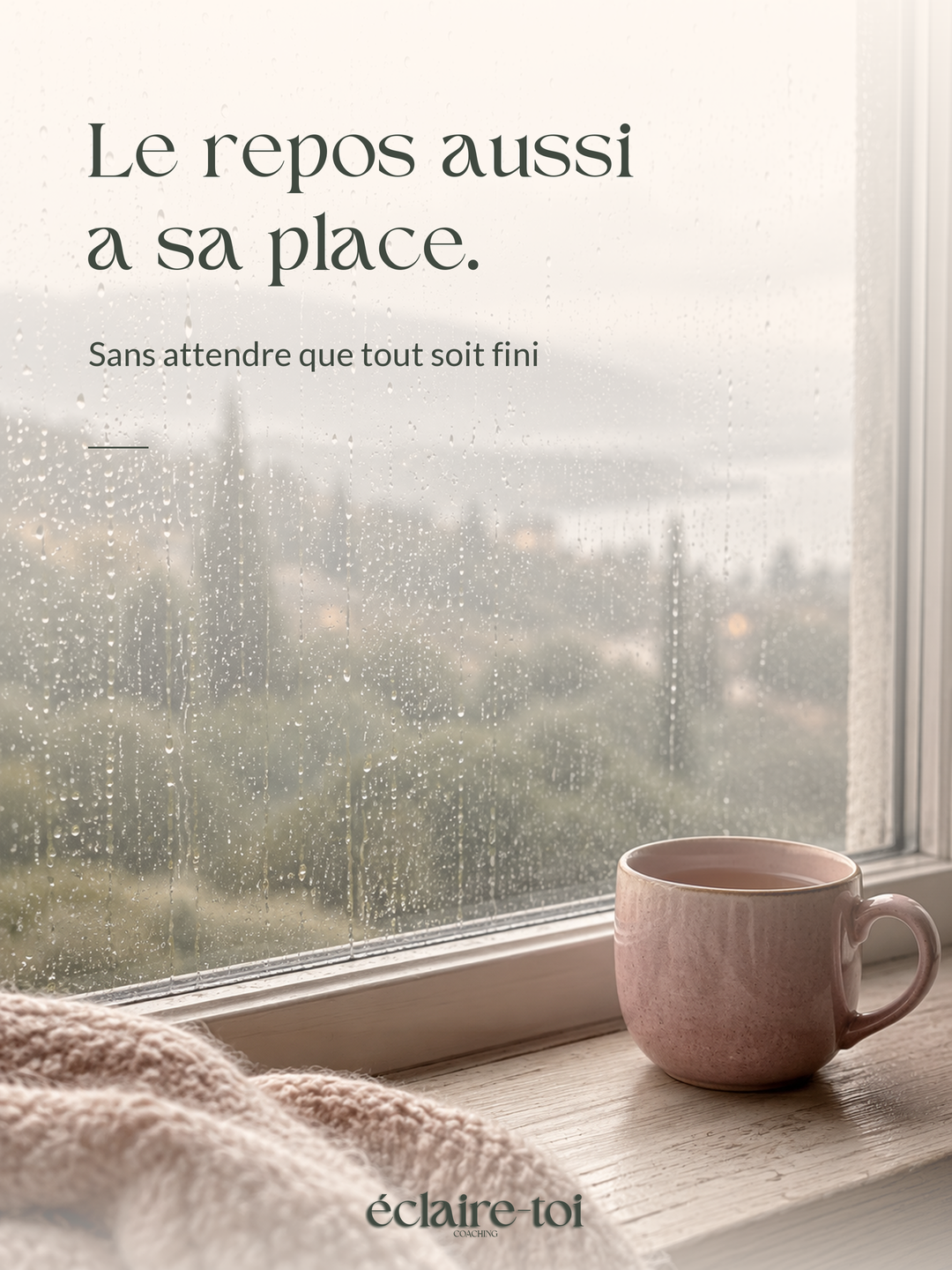 Composition Lumière douce, photographie illustrative : Une pause les jours gris. Texte : « Le repos aussi a sa place. Sans attendre que tout soit fini » Logo officiel Éclaire-Toi. Décor illustratif généré par IA.
